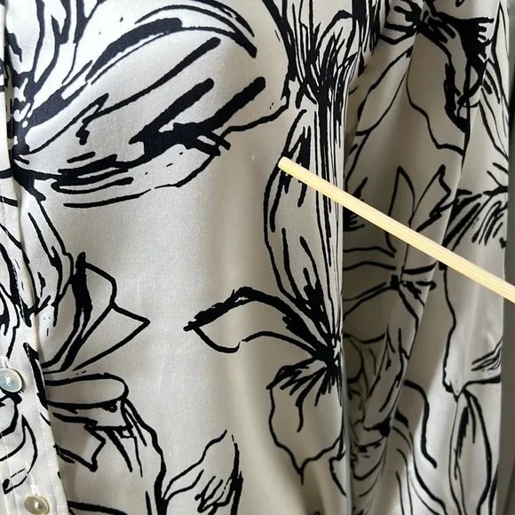 Joie Silk Black and Cream Floral Long Sleeve Button Down Shirt Size M - Picture 8 of 10